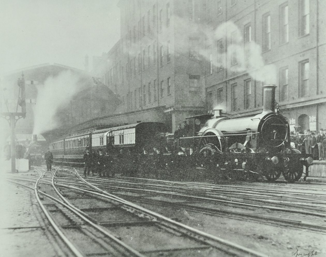 1892年にパディントン駅を出発する最後の広軌電車 作： 英語の写真家