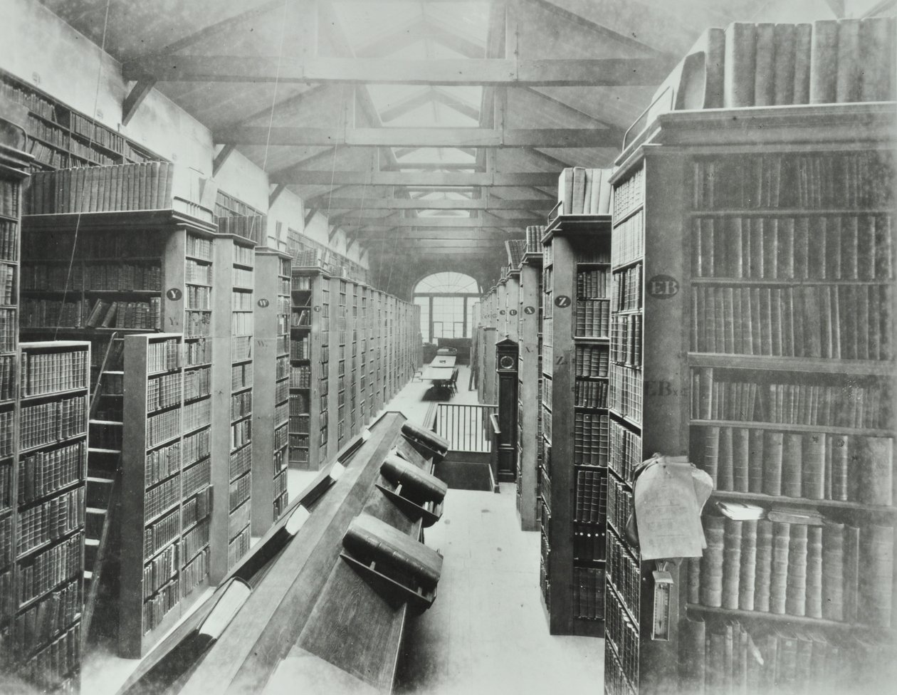 図書館、シオンカレッジ、ビクトリアエンバンクメント、ロンドン市、1885 作： 英語の写真家