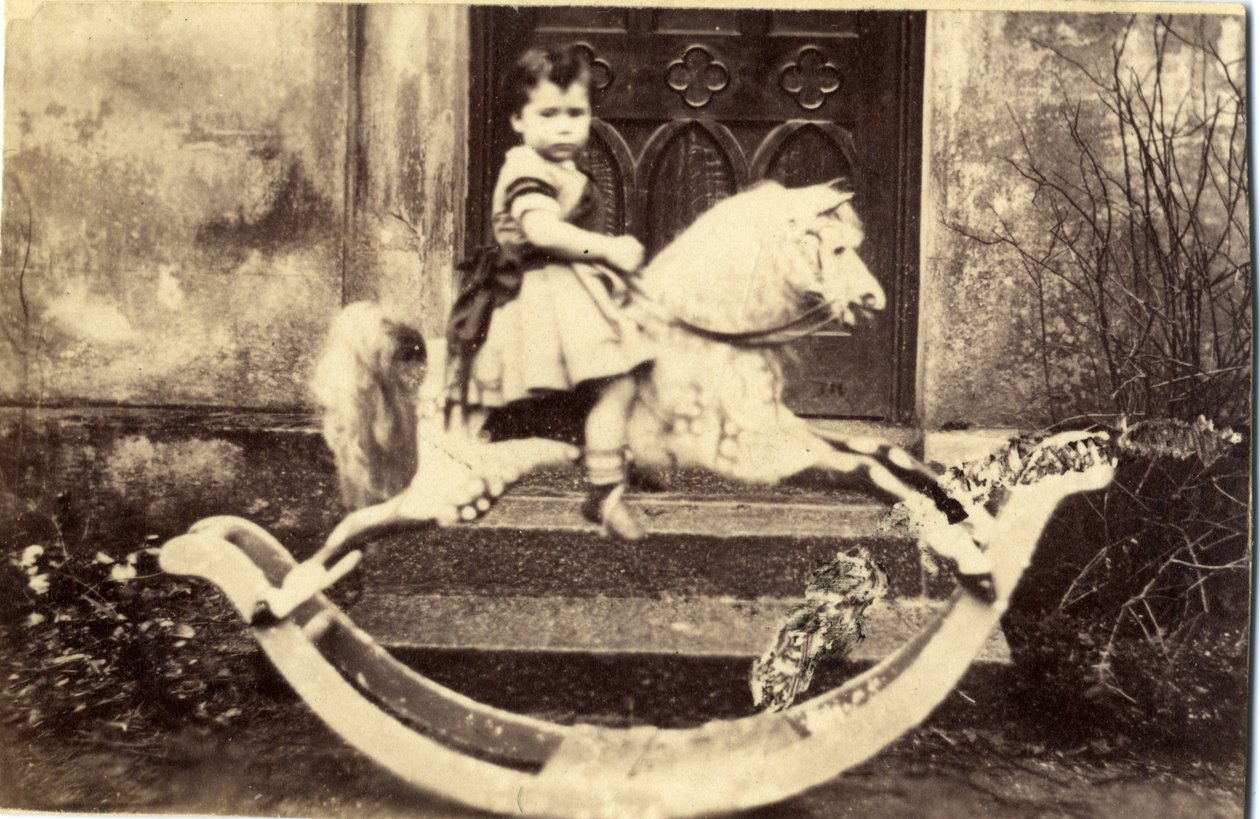 庭の大きな揺り木馬の少女、1860年代（アルブメンプリント） 作： 英語の写真家