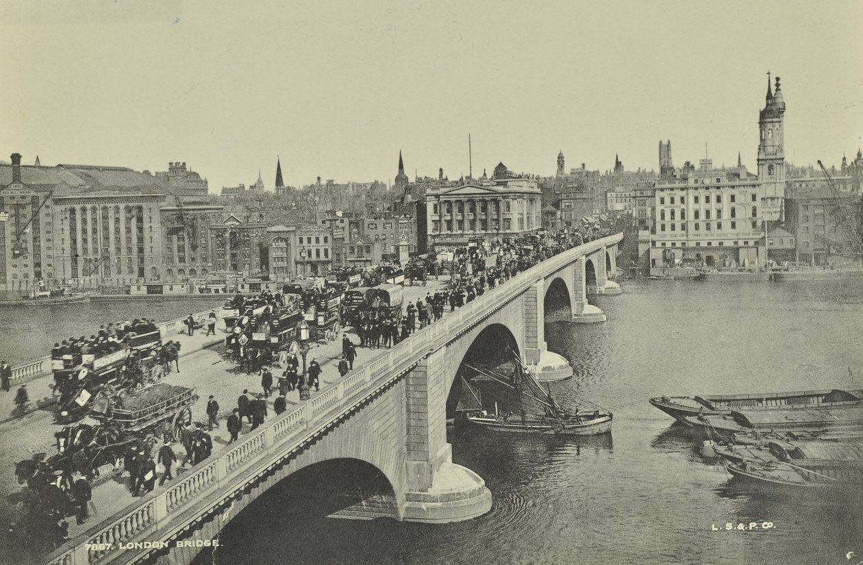 ロンドンブリッジ：1895年に橋を渡る、馬が引くオムニバスとカート、歩行者 作： 英語の写真家