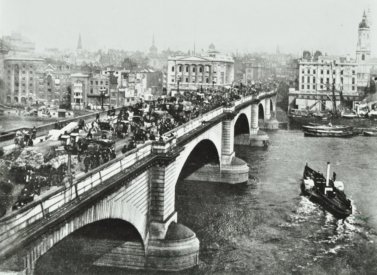 ロンドン橋：橋の上の馬車の通行、1895 作： 英語の写真家