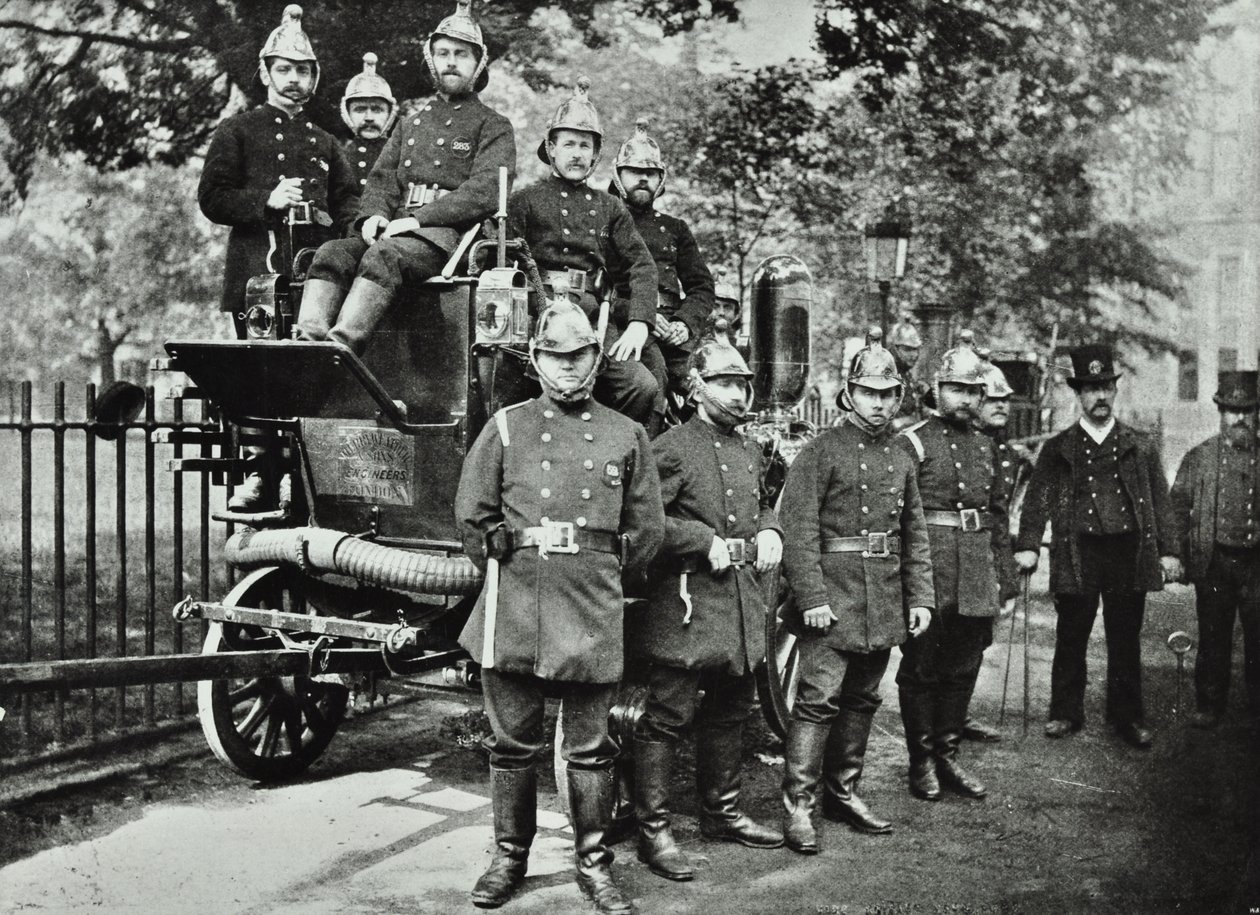 ロンドン消防隊：エンジンとターンコックを備えた消防士のグループ、1895 作： 英語の写真家