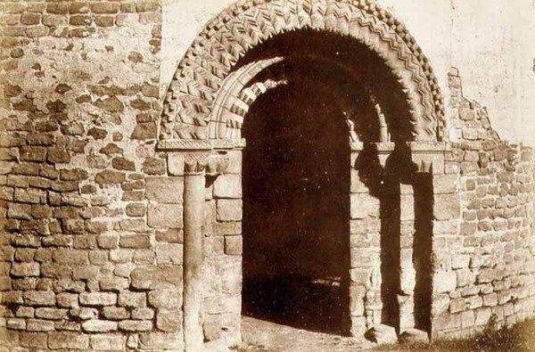ラドロー城：ラウンド・チャーチのドアウェイ、1852-3年頃（写真） 作： 英語の写真家