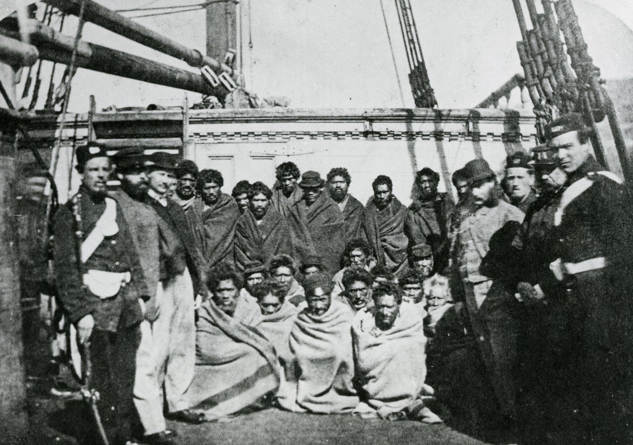 ウェリントン港の刑務所に乗ったマオリの囚人、1866年 作： 英語の写真家