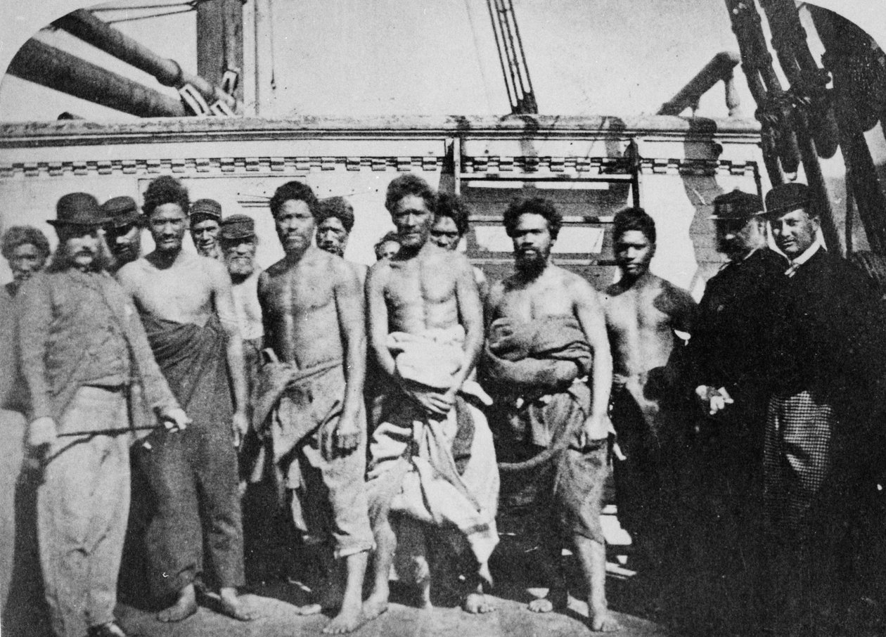 ウェリントン港の刑務所に乗ったマオリの囚人、1866年 作： 英語の写真家