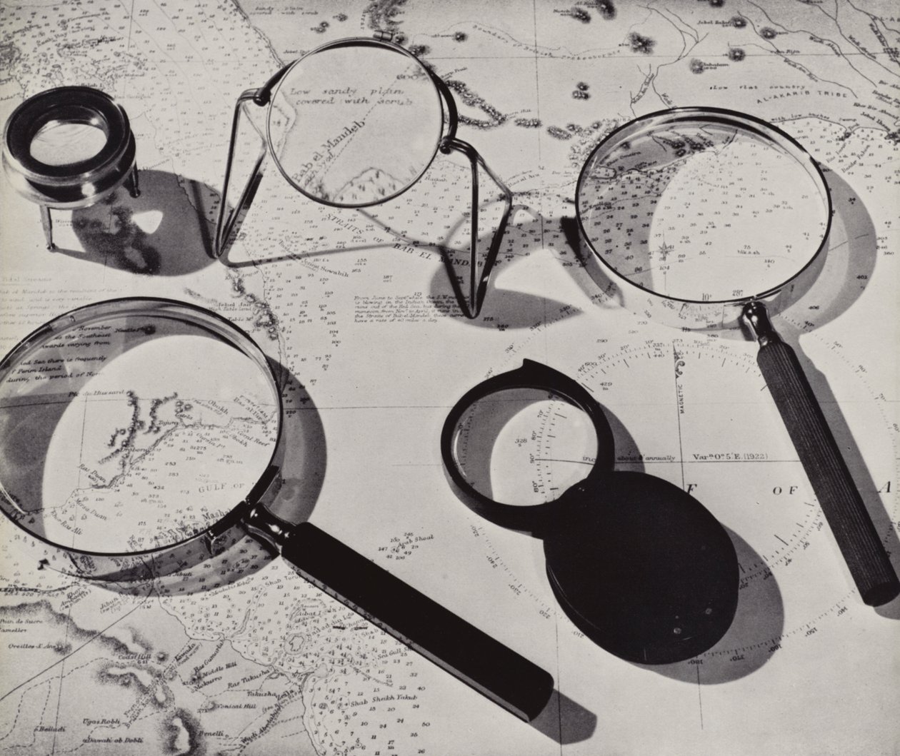 地図と拡大鏡（モノクロ写真） 作： 英語の写真家