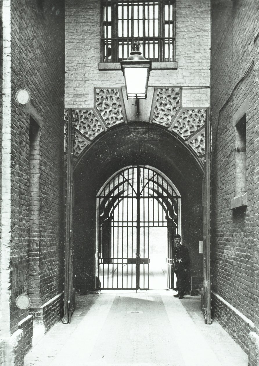 ミルバンク刑務所：主要通路、出入り口のワーデンバーナード、1885 作： 英語の写真家