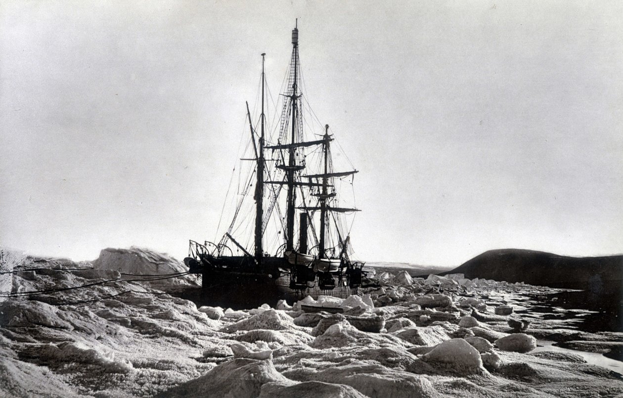 北極点："Alert "がビーシー岬、ロベソン海峡付近でくびれている - "Narrative of a voyage to the Polar See during 1875-76", G.S. Nares, ed.ロンドン 作： 英語の写真家