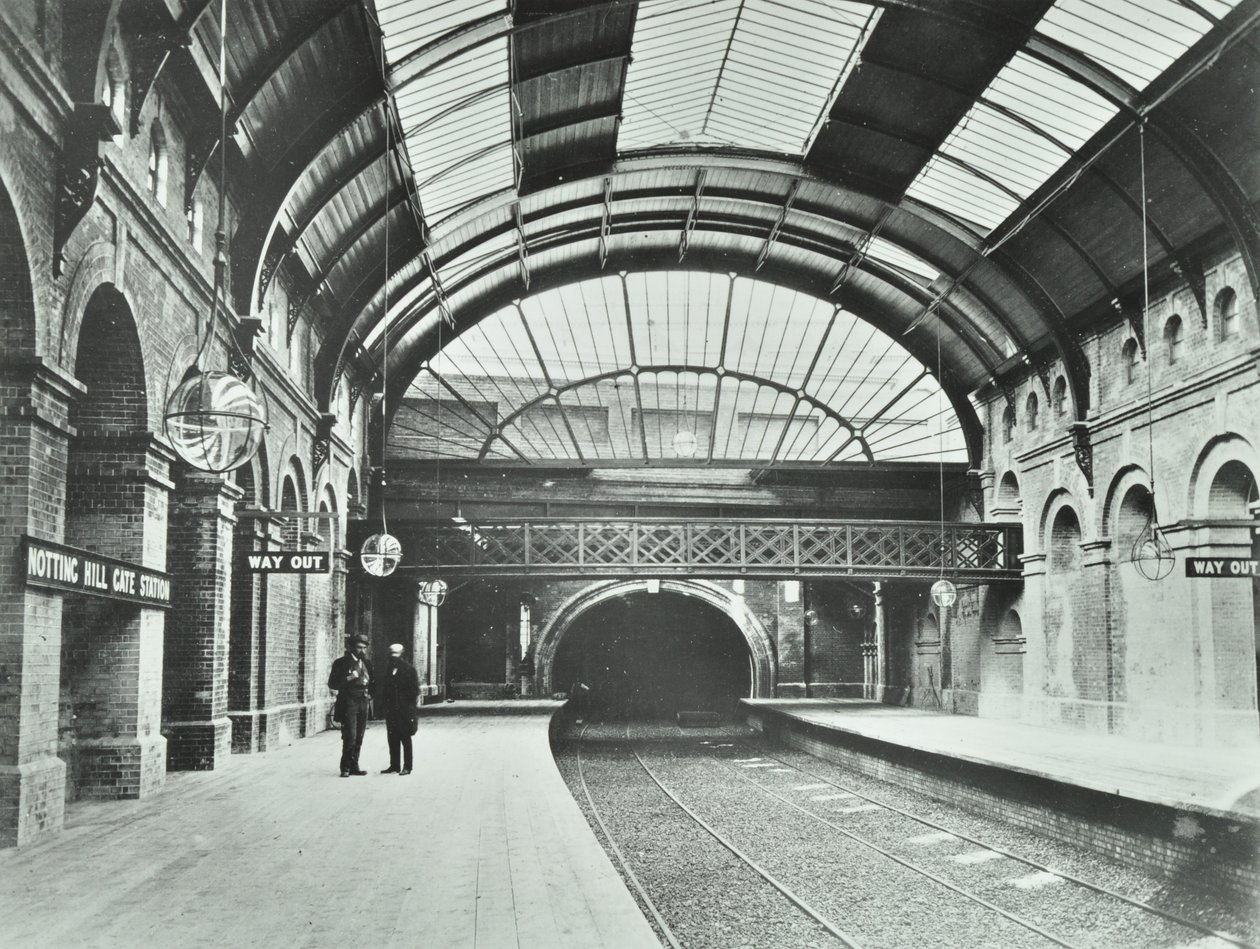 ノッティングヒルゲート地下鉄駅：展望台と線路の眺め、1868 作： 英語の写真家