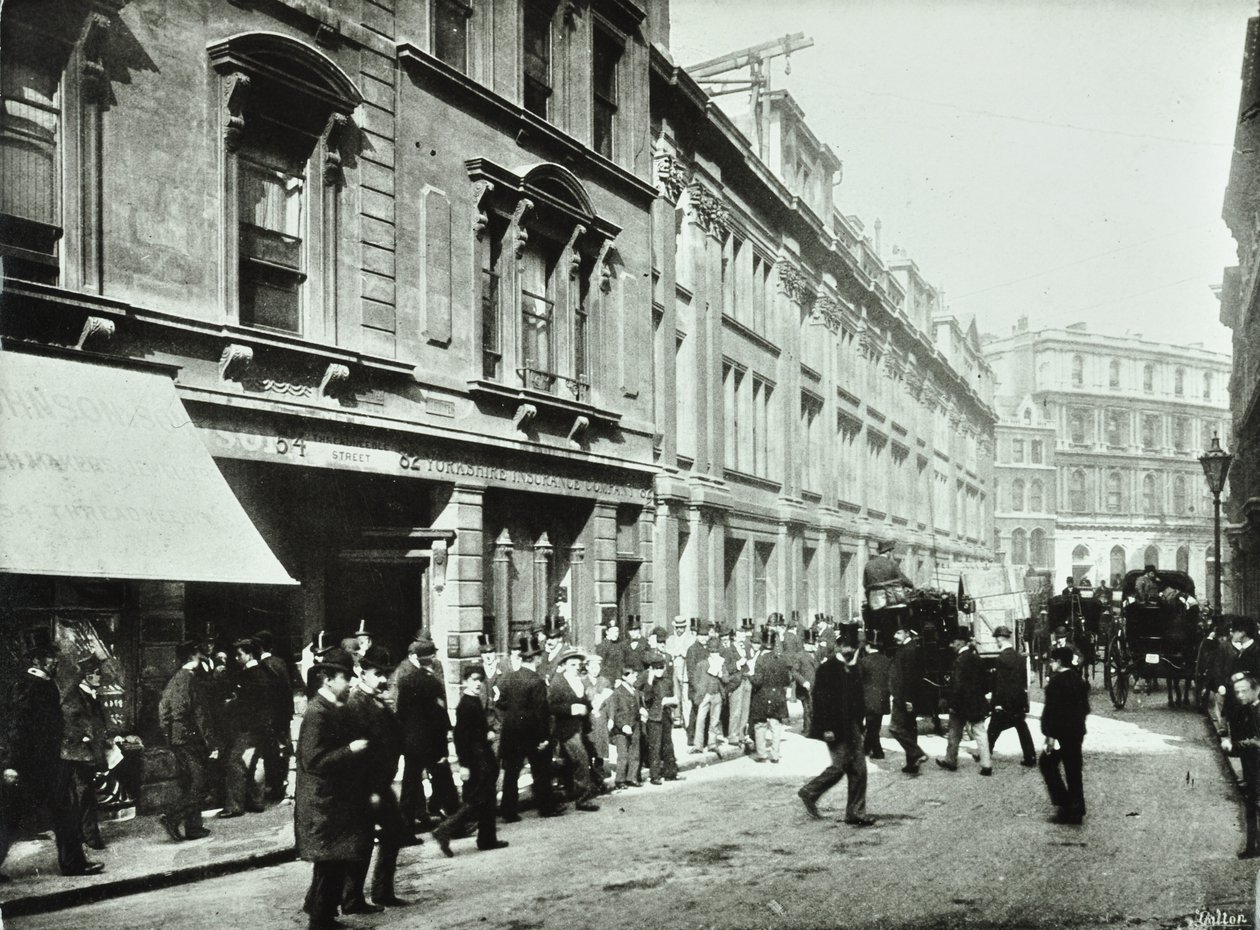 オールドブロードストリート、証券取引所の入口、ロンドン市、1890 作： 英語の写真家
