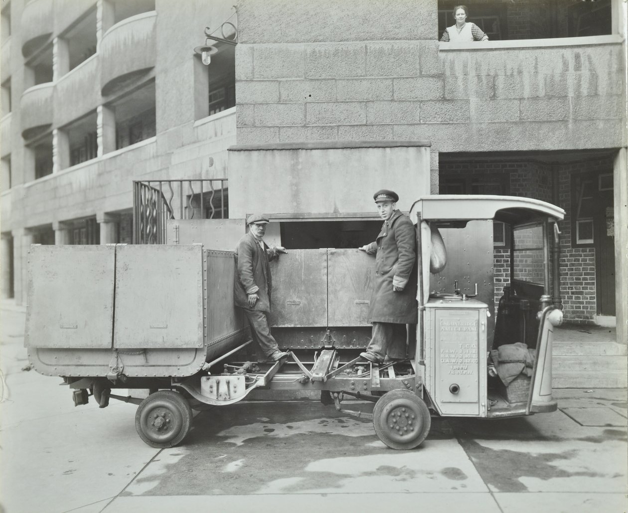 Ossulston Estate：ダストマンがゴミシュートの底にある容器を空にする 作： 英語の写真家