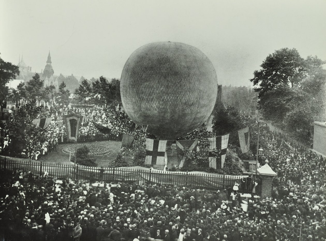 ポプラレクリエーショングラウンド：1892年、群衆は熱気球を見る 作： 英語の写真家