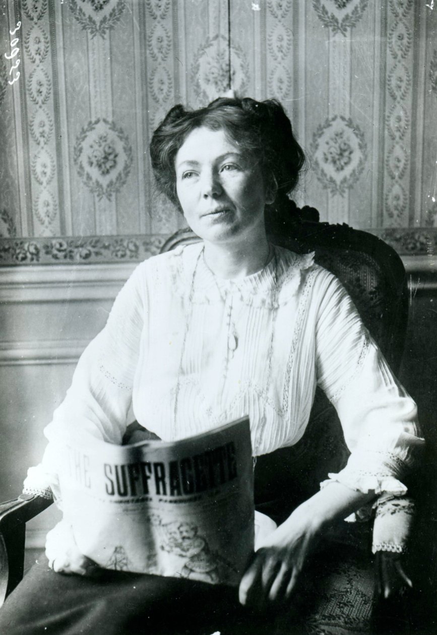 The Suffragette c.1905のコピーを読むクリスタベルパンクハーストの肖像 作： 英語の写真家
