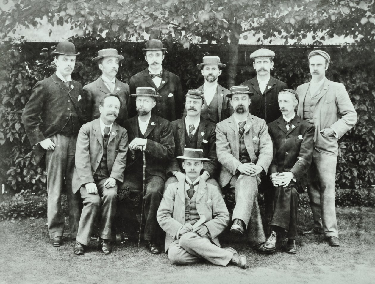 ローゼンデールロードスクール：教師のグループ、1897年 作： 英語の写真家