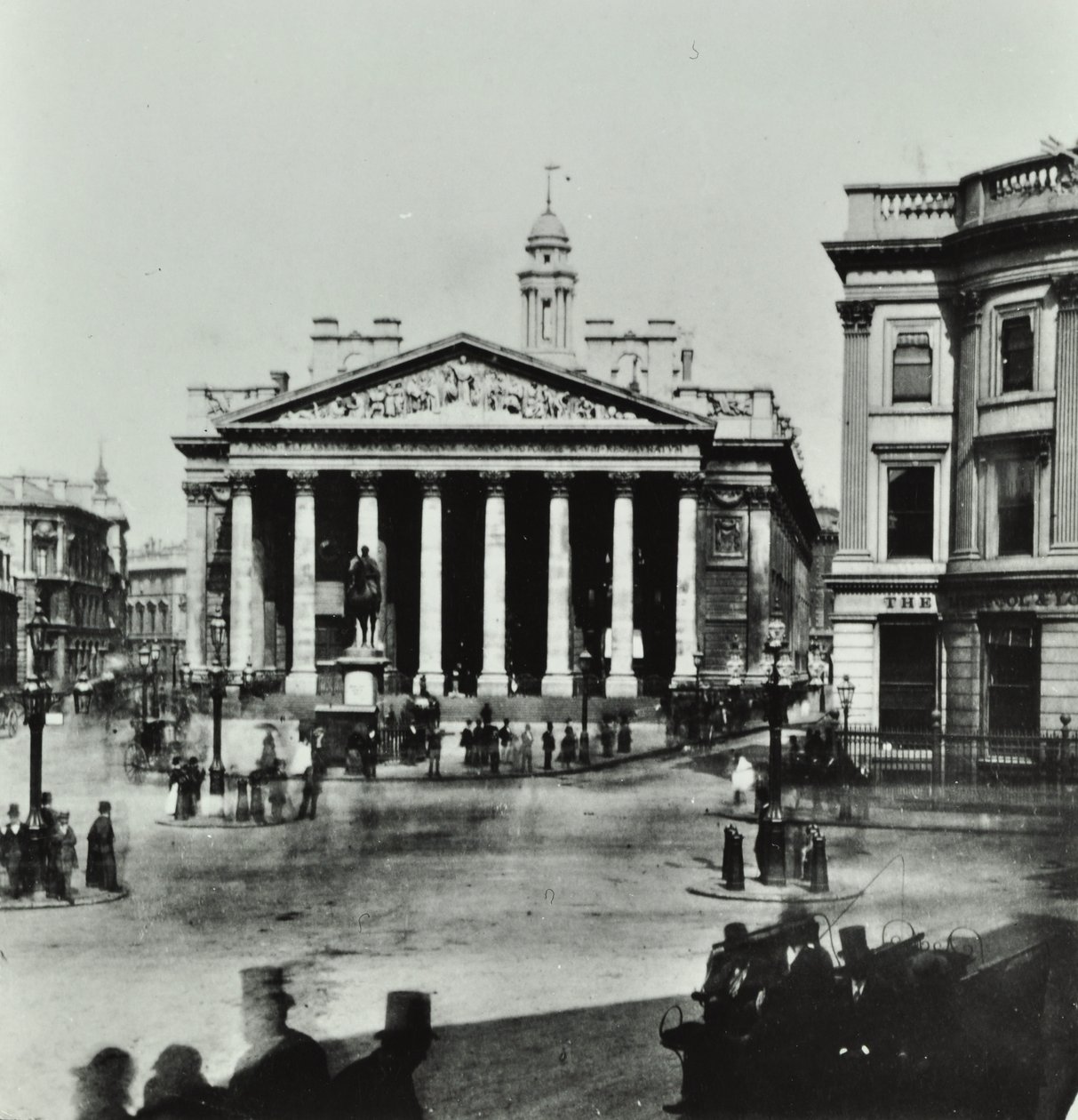 ロイヤルエクスチェンジ、スレッドニードルストリート、ロンドン市、1880 作： 英語の写真家