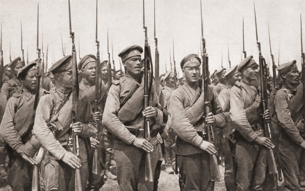 1915年のイラスト入りの戦争のニュースによる、第一次世界大戦中にパレードを行って武器を提示するロシアの歩兵 作： 英語の写真家