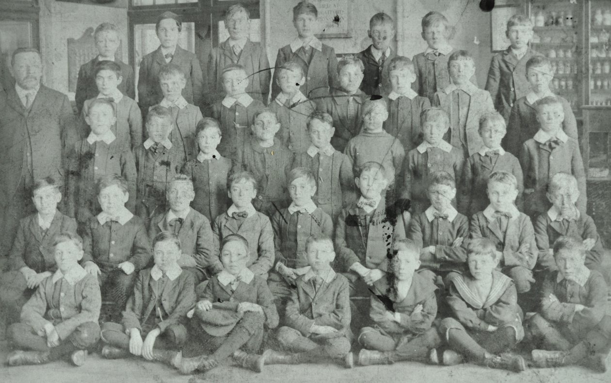 学校グループ、不明な愚か者、1895 作： 英語の写真家