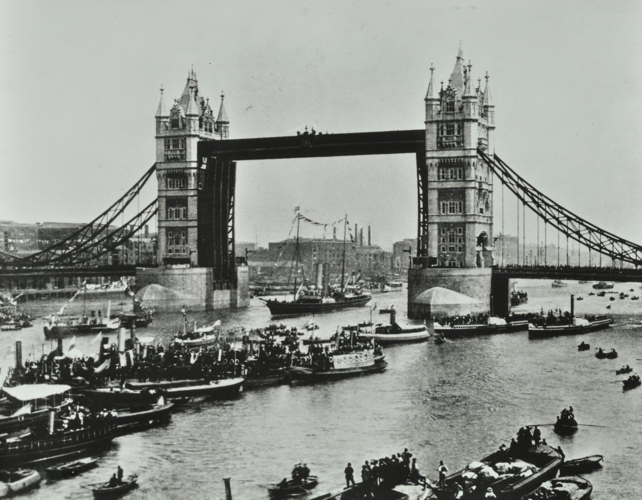 1894年、タワーブリッジの下を船が通過 作： 英語の写真家