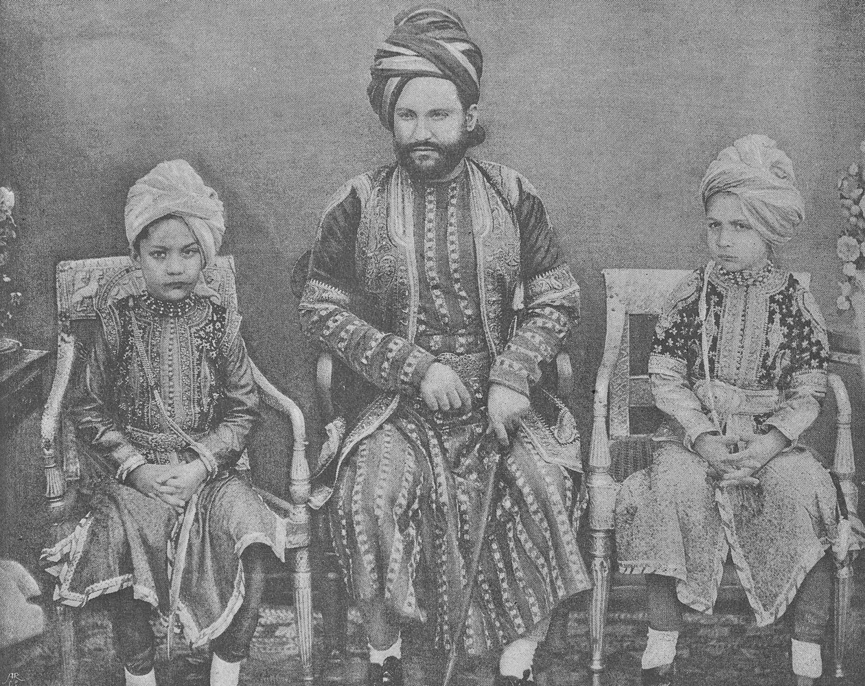 スルタンシャージャハーンの義理の息子と孫、ボパールのベーグム（彫刻） 作： 英語の写真家