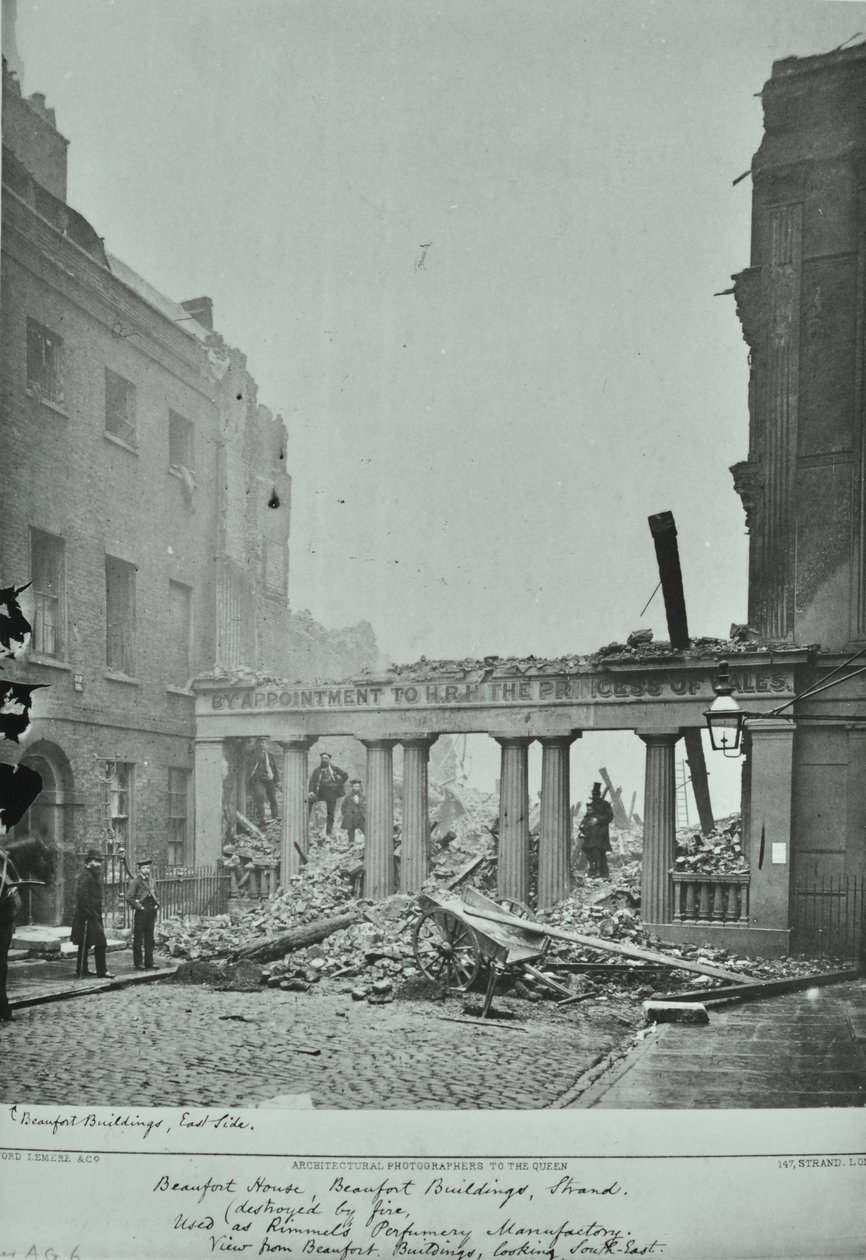 ウェストミンスターLBストランド：ビューフォートビル、火災による損傷、1890 作： 英語の写真家