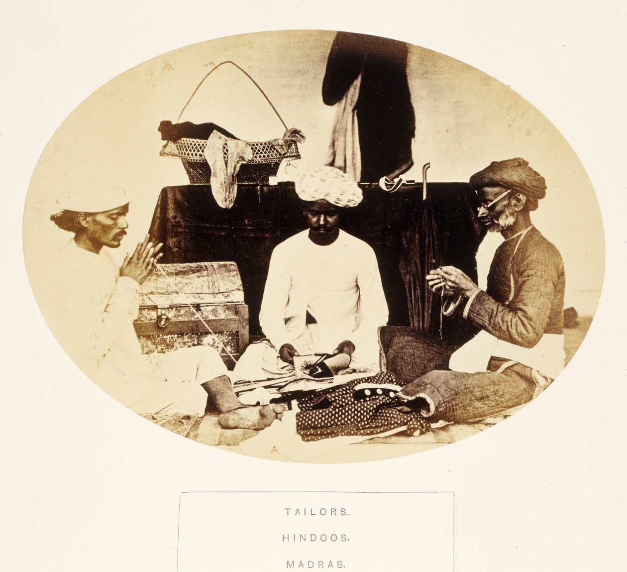 J.フォーブスワトソンによるインドの民衆からの仕立て屋、ヒンドゥー、マドラス、1868年発行（アルブメンプリント） 作： 英語の写真家