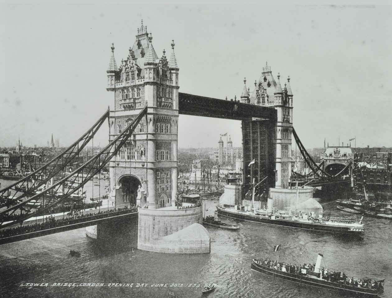 1894年のオープン当日のタワーブリッジ 作： 英語の写真家
