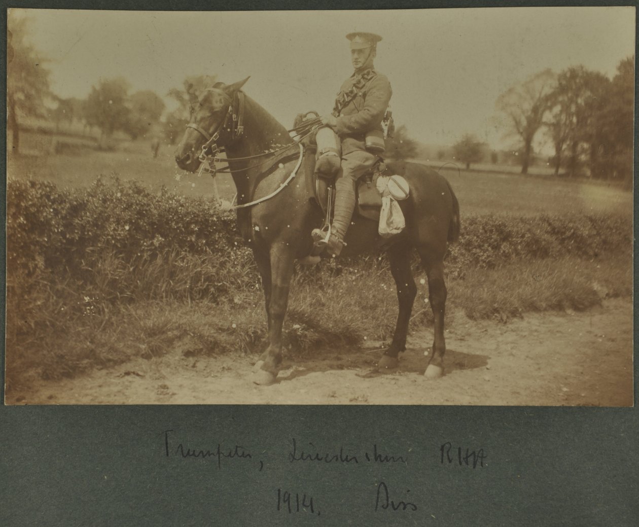 1914年のディスのトレーニングキャンプでのレスターシャー王立馬砲のトランペッター 作： 英語の写真家