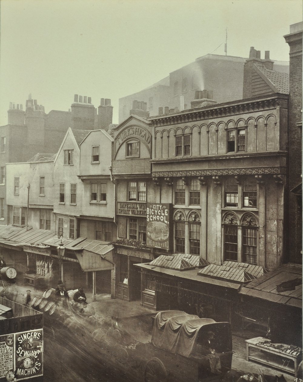 タークスヘッド、オルドゲート、ロンドン、1883 作： 英語の写真家