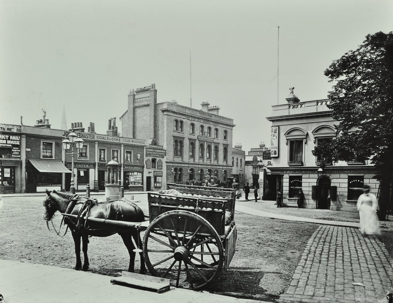 1880年にプットニーハイストリートの西にあるアッパーリッチモンドロード。前景に馬車が描かれています。 作： 英語の写真家