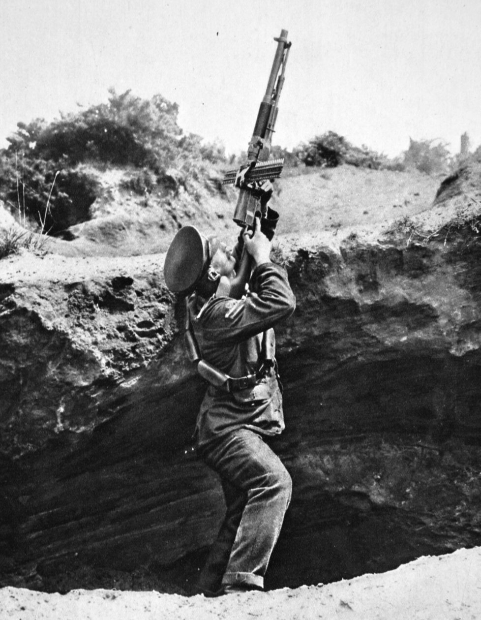 シェルホールからのホッチキス自動小銃の使用：1916年8月2日のイラストレイテッドウォーニュースによる予期しない攻撃 作： 英語の写真家