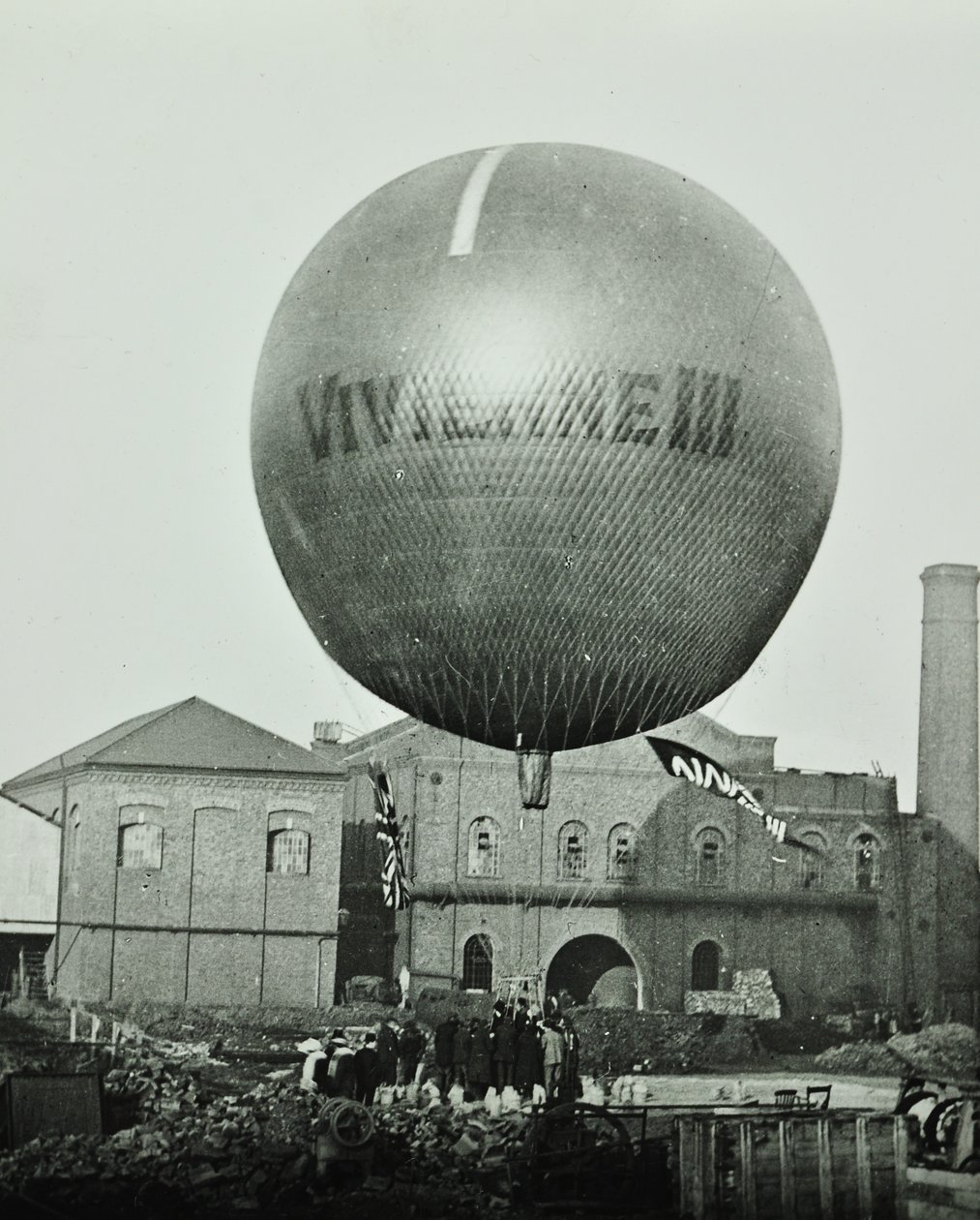 ワンズワースガスカンパニーの前にあるヴィヴィアンIII気球、1898年 作： 英語の写真家