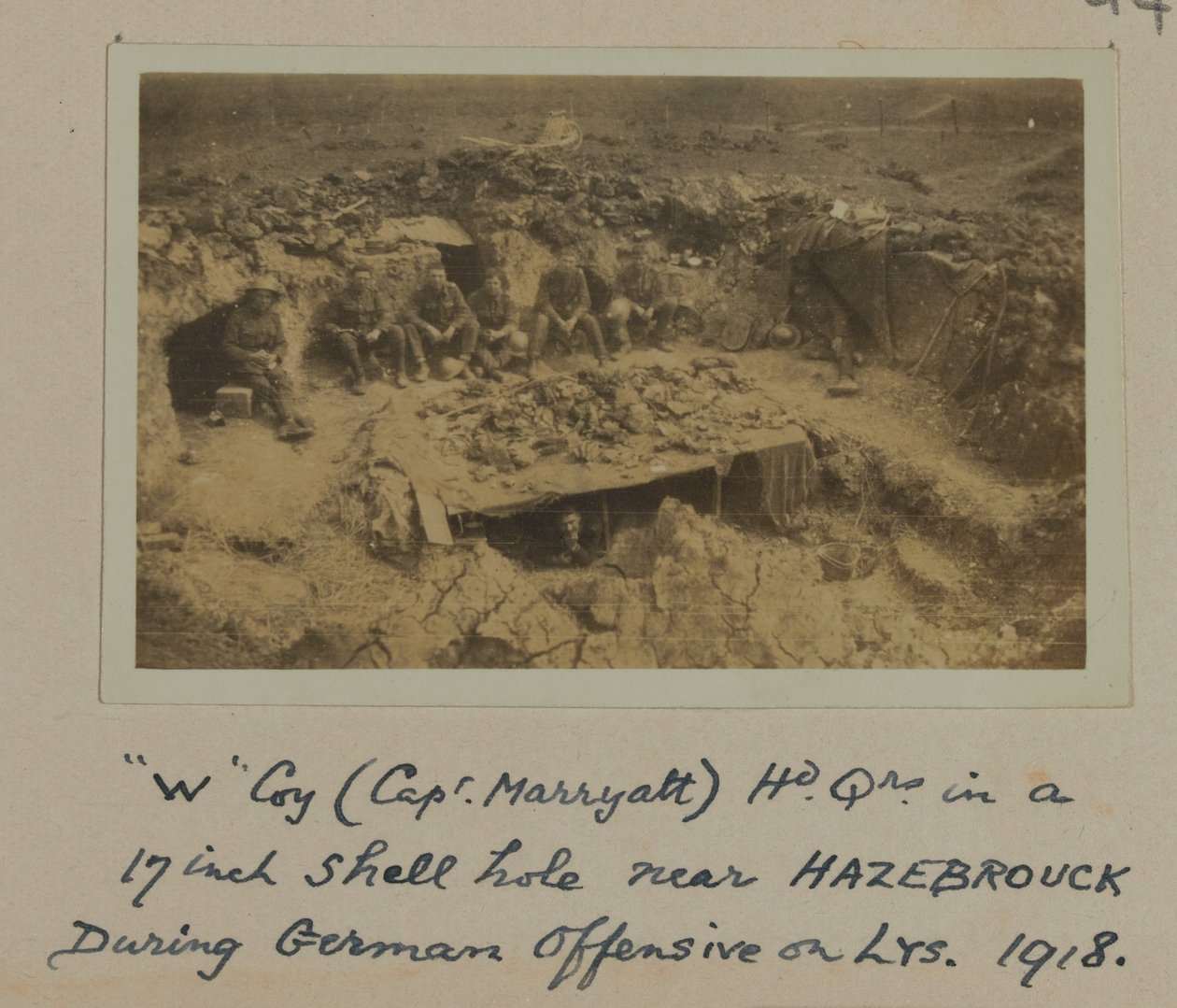 1918年のLYSでのドイツ軍の攻撃中に、HAZEBROUCKの近くの17インチのシェルホールにある「W」コイ（Capt。Marryatt）Hd Qrs 作： 英語の写真家
