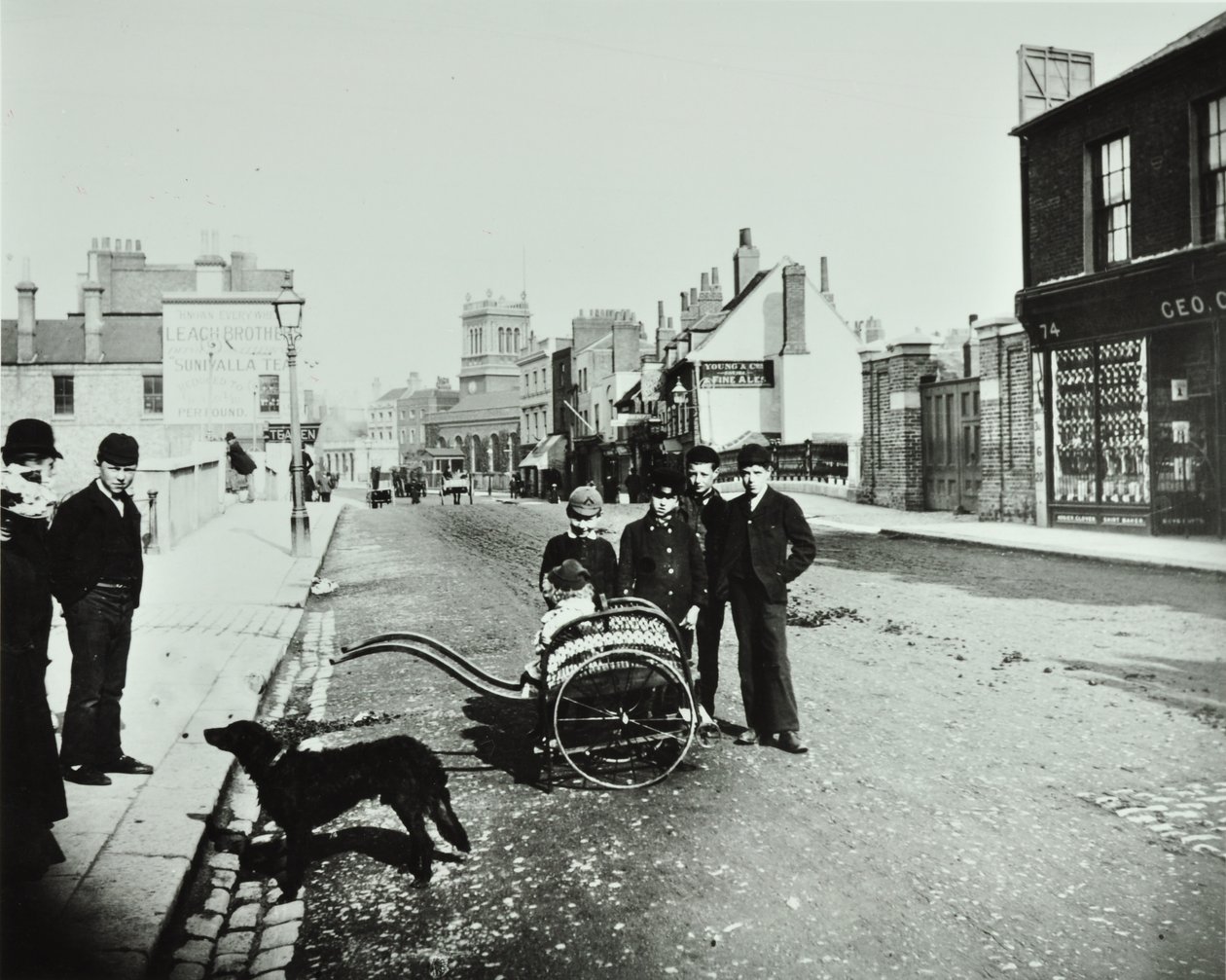 ウォンズワースハイストリート：西を見る、1890 作： 英語の写真家