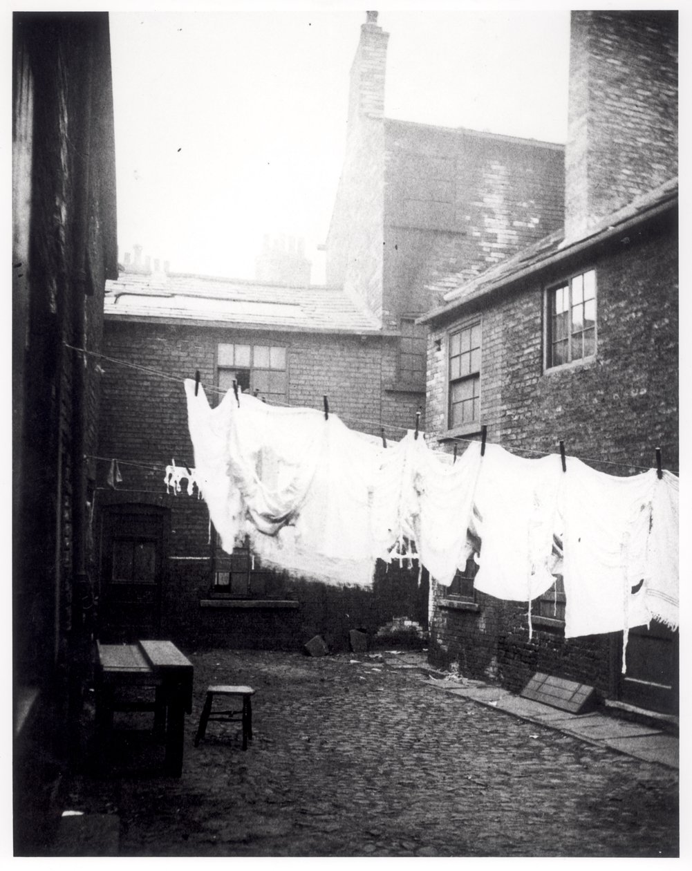 1896年5月13日、リーズのハンスレットにあるイーグルアンドチャイルドヤードの洗浄ライン 作： 英語の写真家