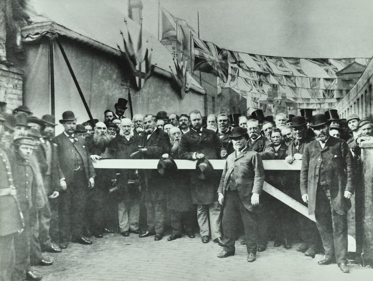ウェストフェリーロード：1885年の通行料の解放 作： 英語の写真家