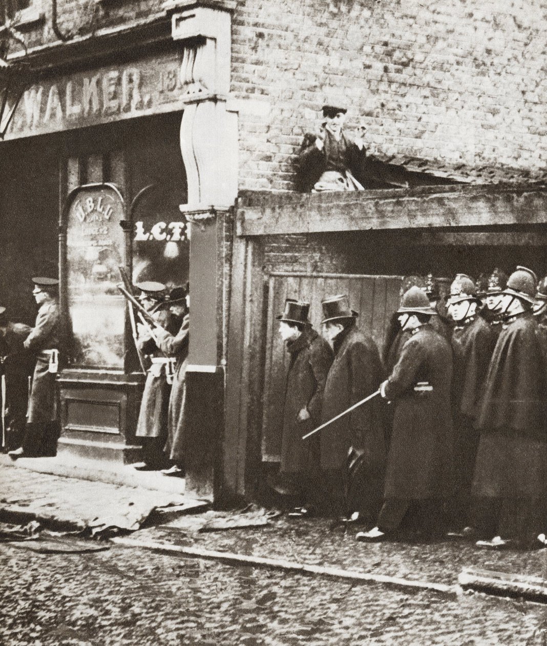 1911年、ロンドン、シドニー通り包囲作戦中のウィンストン・チャーチル（モノクロ写真） 作： 英語の写真家