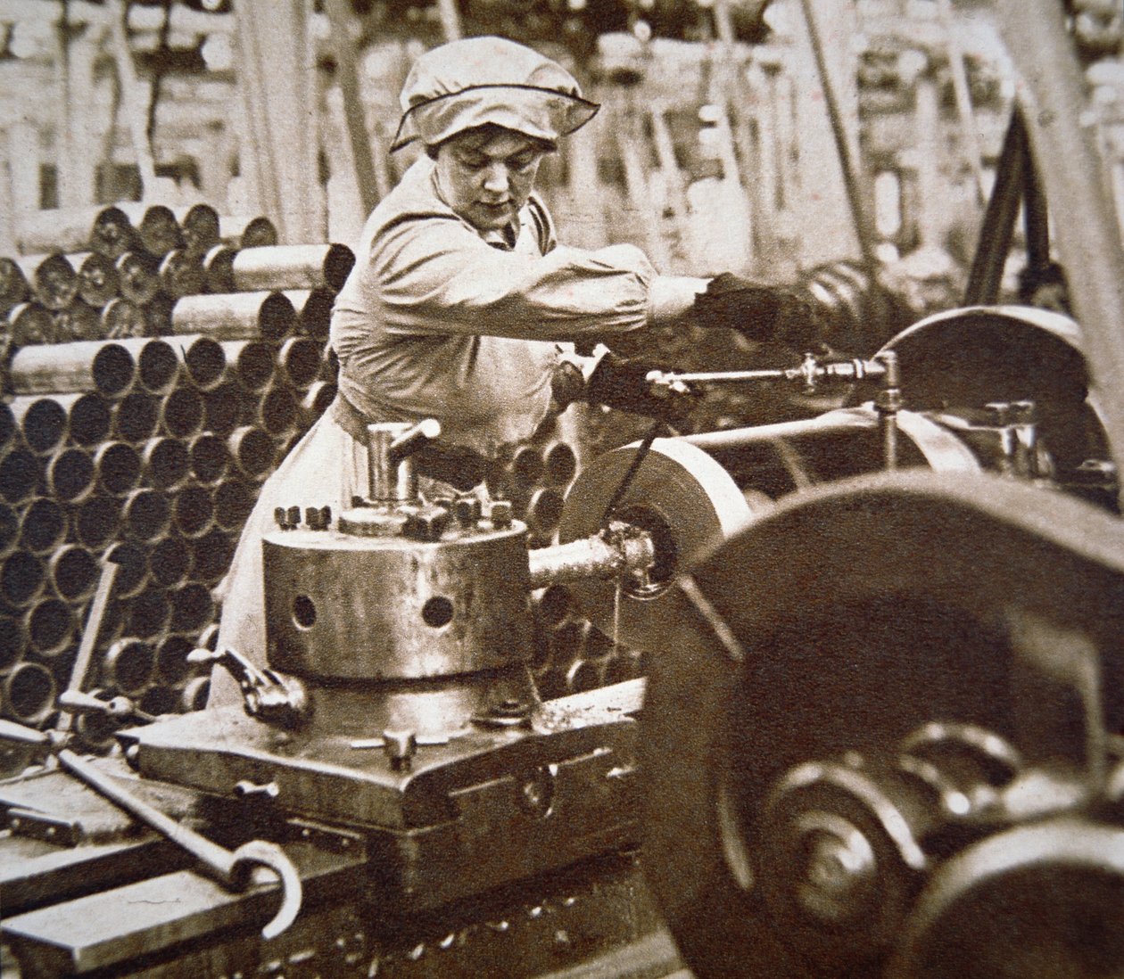 第一次世界大戦中、イギリスの軍需工場で働く女性（モノクロ写真