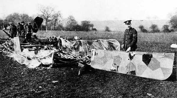 1918年1月28日、エセックスで襲撃されたレイダーの残骸 作： 英語の写真家