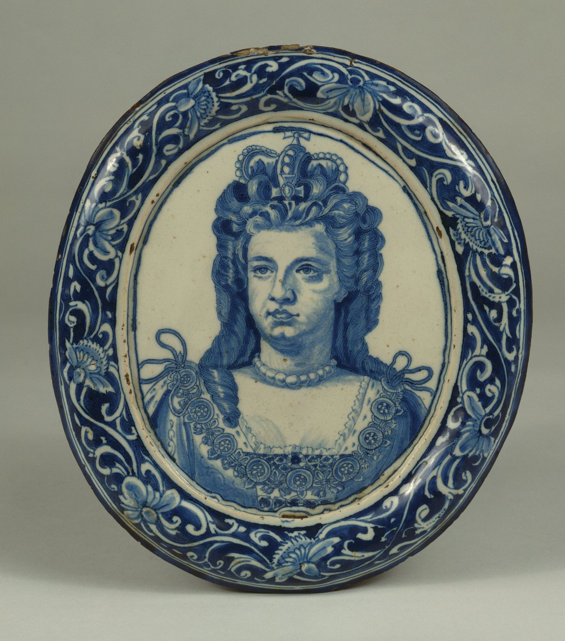 アン女王、おそらくロンドンのデルフト青と白の楕円形の王室の肖像画の盾、1705年頃 作： 英語学校