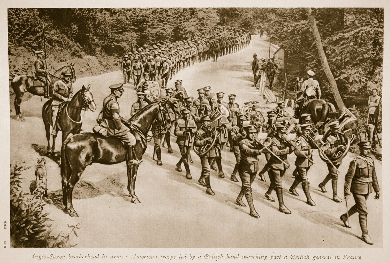 腕の中でのアングロサクソン同胞団：1914-19年、フランスのイギリス将軍を過ぎて行進しているイギリスのバンドに率いられたアメリカ軍 作： 英語学校