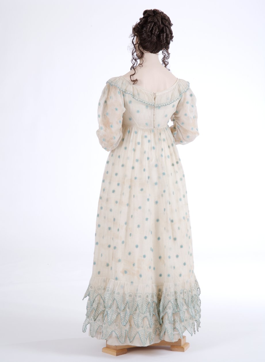 デイドレスの背面図、c.1815（青い羊毛で刺繍された綿のモスリン） 作： 英語学校