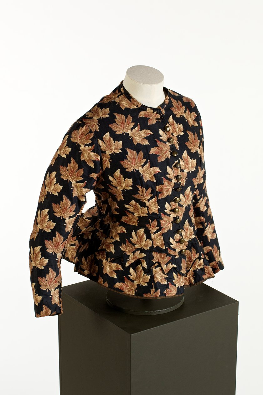 プリントされたゴールデンブラウンのカエデの葉のデザインの黒いボディス、c.1860-70（コットン） 作： 英語学校