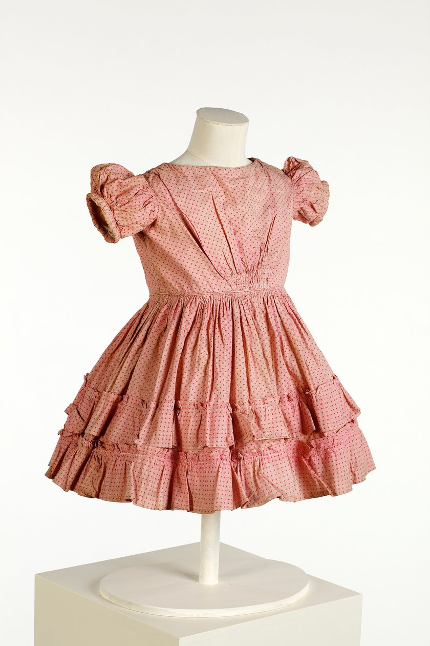 ピンクのスポットパターンでプリントされたパフスリーブとフリルスカートのチャイルズドレス、c.1850（コットン） 作： 英語学校