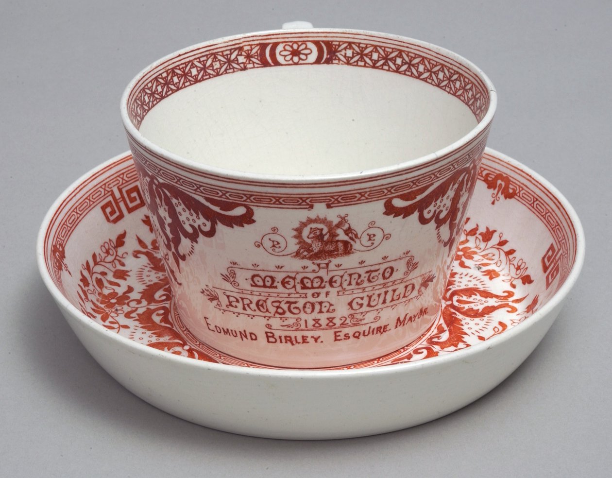 A記念碑のプレストンギルド1882、イギリス、ミントン、1882年頃のティーカップとソーサーの記念（陶器） 作： 英語学校