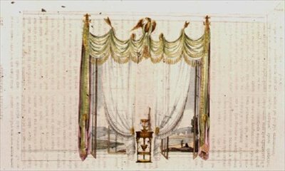 応接室の窓のカーテンと作業台、1809年から28年にかけて発行された『アッカーマンの芸術のリポジトリ』の104版（カラーリトグラフ）。 作： 英語学校