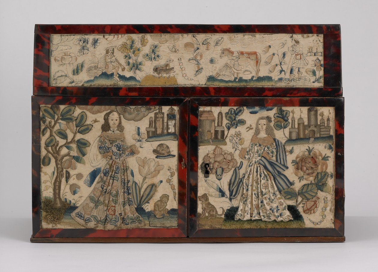刺繍された棺、1660年頃（絹、キャンバス、木、べっ甲、銀製の台紙） 作： 英語学校