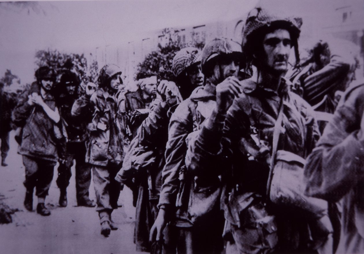 ドイツ軍の捕虜となった疲労困憊のイギリス空挺部隊（アーネムの戦い 作： 英語学校