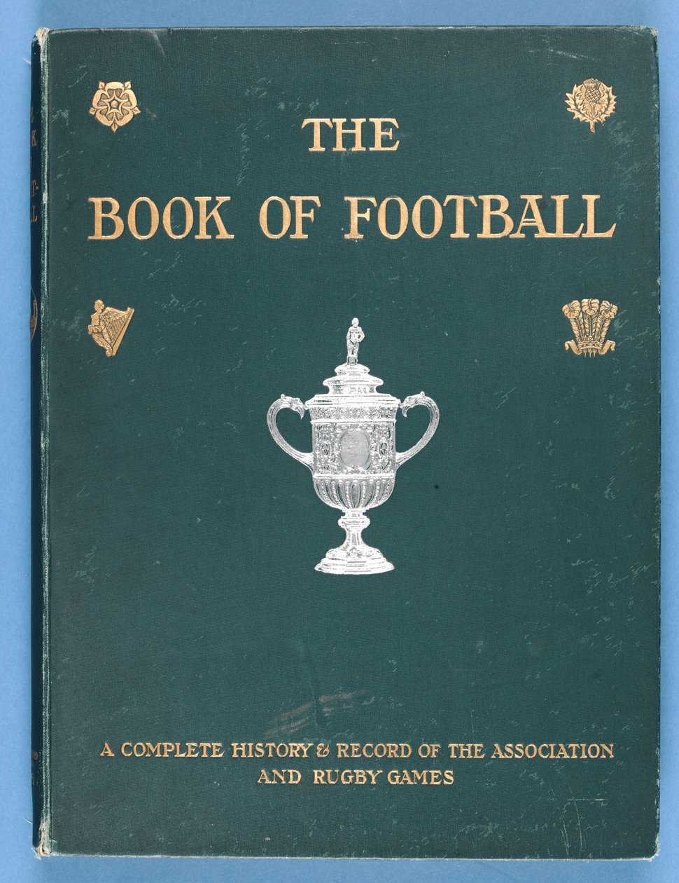 サッカーの本の表紙。協会とラグビー競技の完全な歴史と記録1905 作： 英語学校