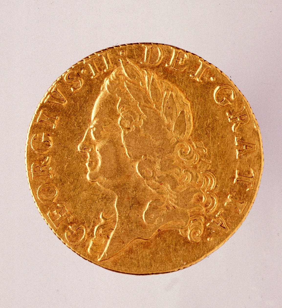 ゴールデン・イングリッシュ・ギニア（ギニー）、ジョージ2世（1714-1760）の時代 18世紀直径2.5cm ナポリ、ムゼオ・アルケオロジコ 作： 英語学校