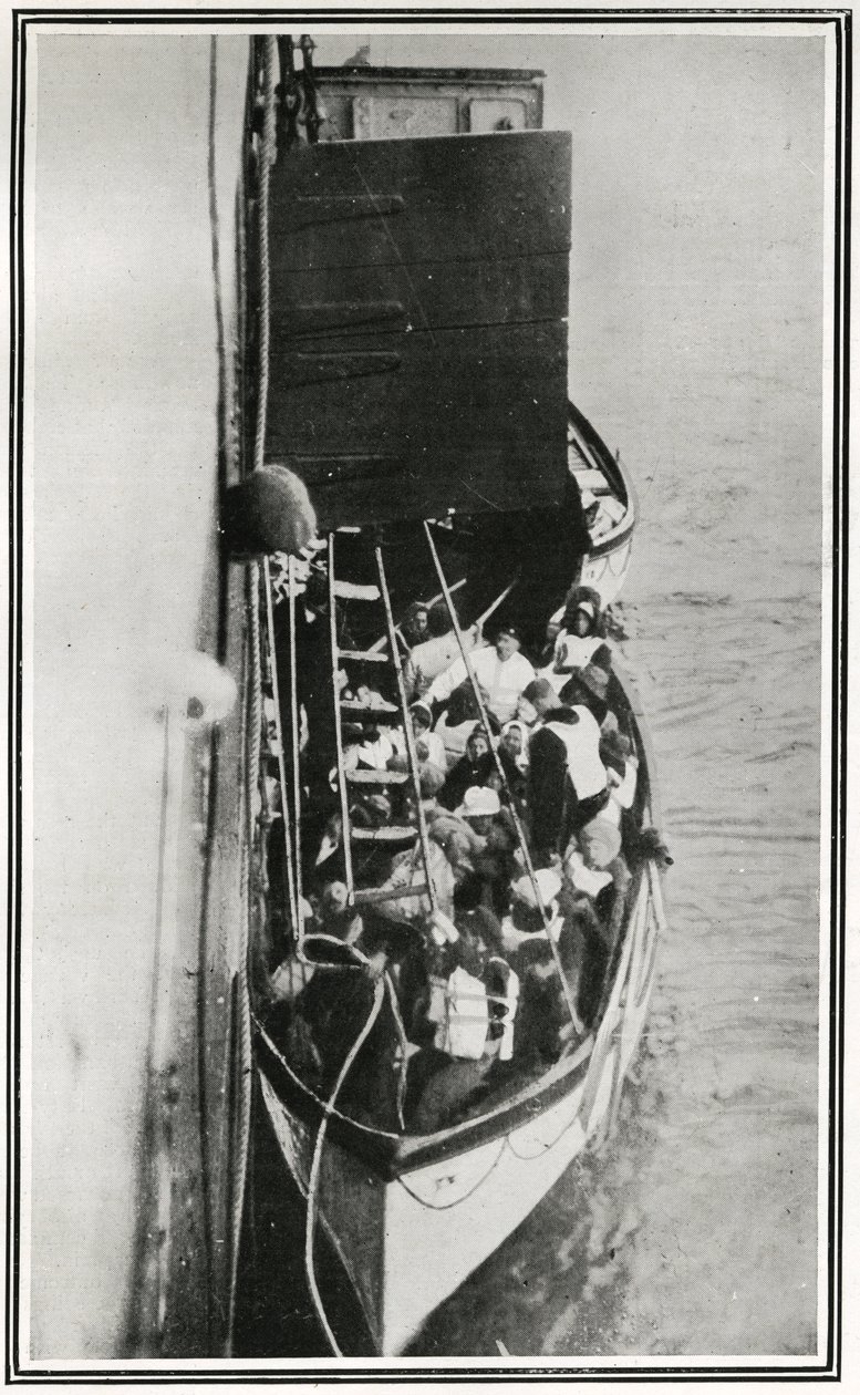 タイタニックの生存者はどのようにしてカーパシア号に拾われたのか、「The Sphere」1912年5月4日号より（リトグラフ）（450825の詳細 作： 英語学校